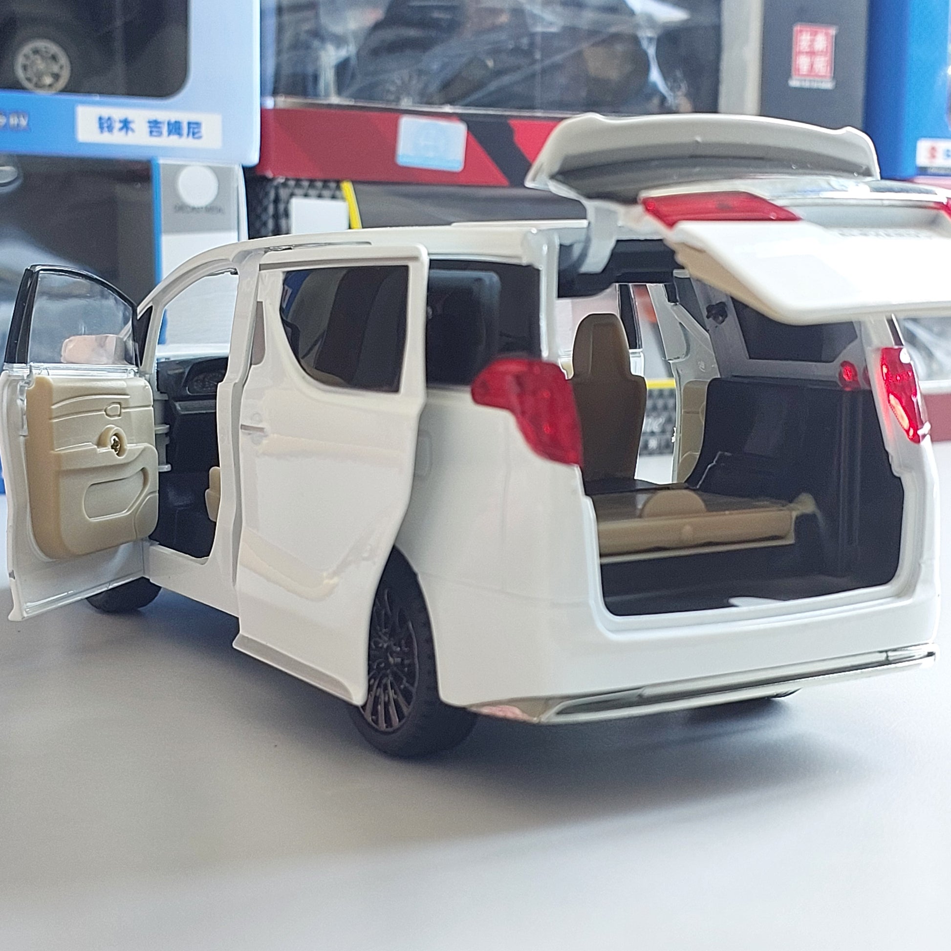 Toyota Alphard Diecast (1:24)