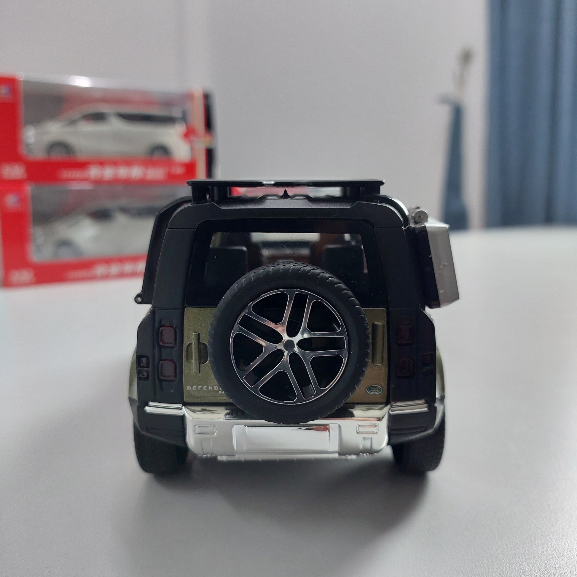 Land Rover Defender Diecast (1:24)