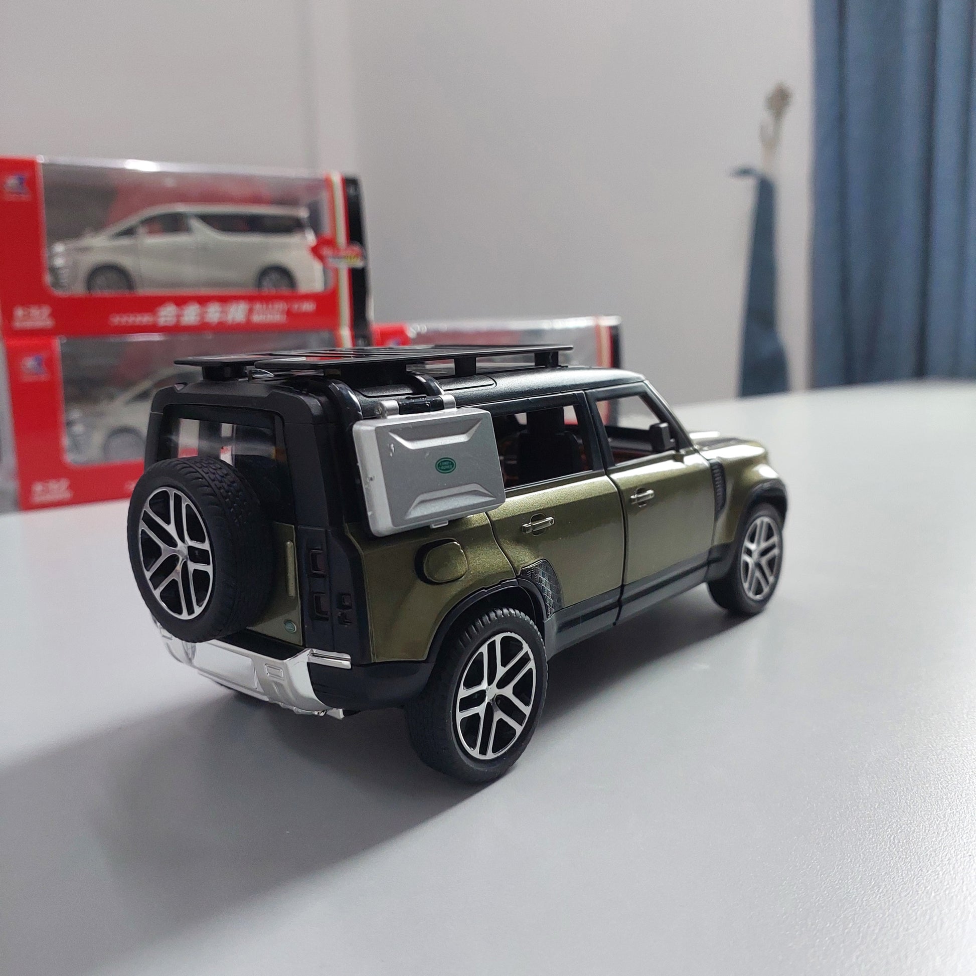 Land Rover Defender Diecast (1:24)
