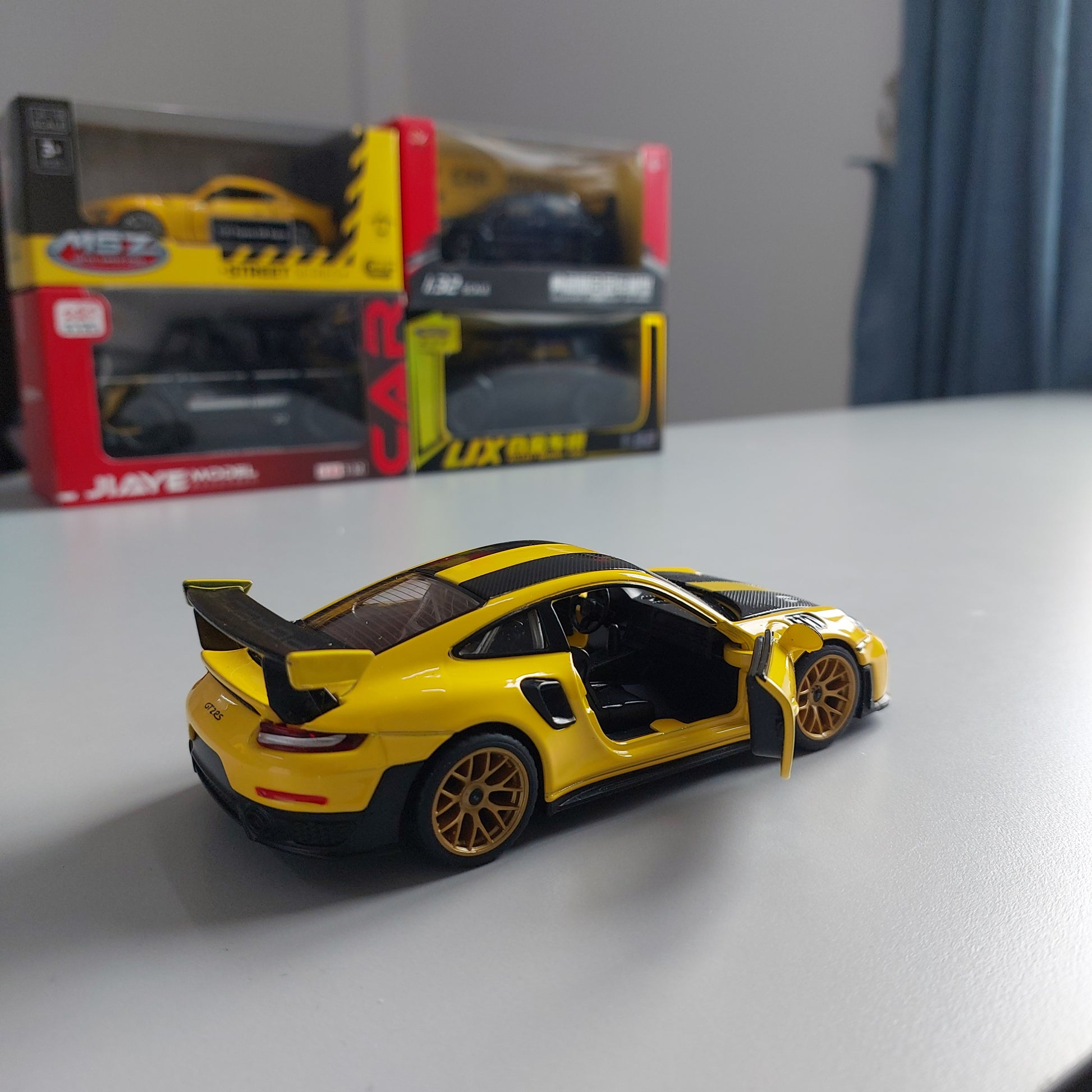 Porsche 911 GT2 RS MSZ Diecast (1:32)