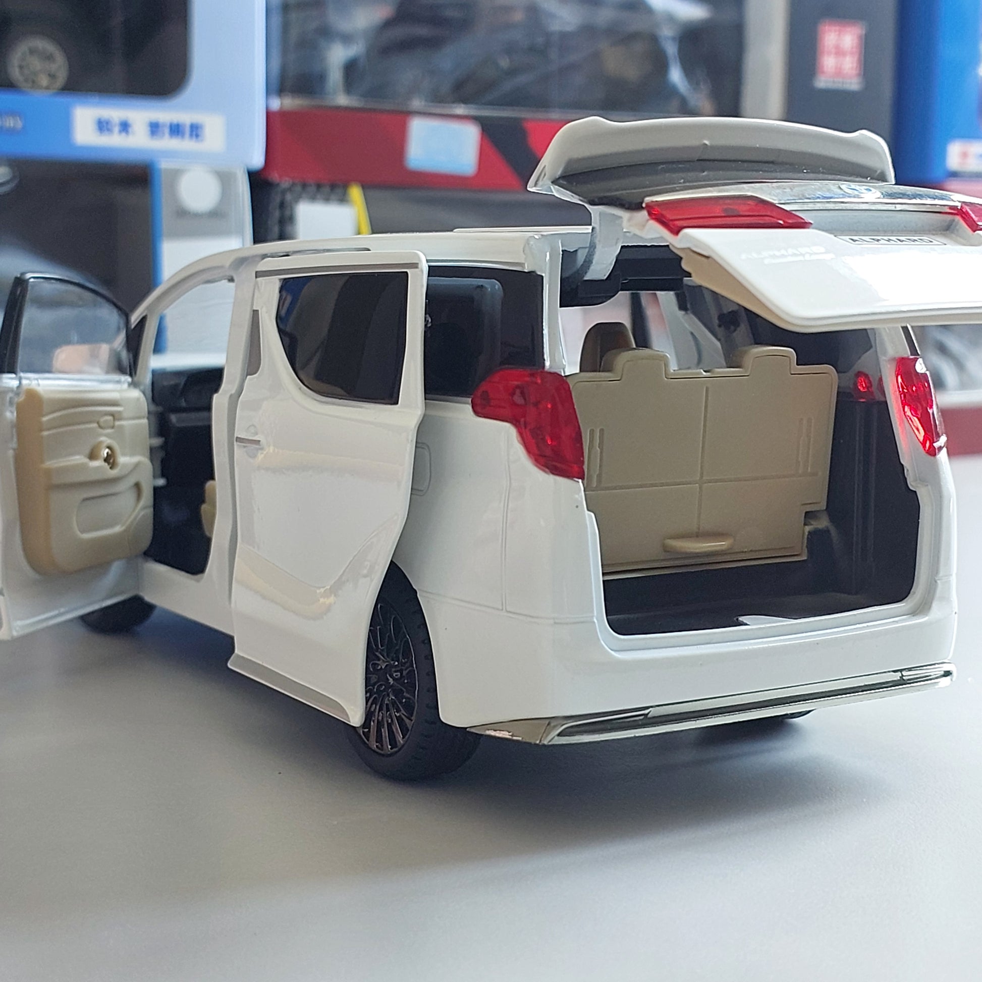 Toyota Alphard Diecast (1:24)