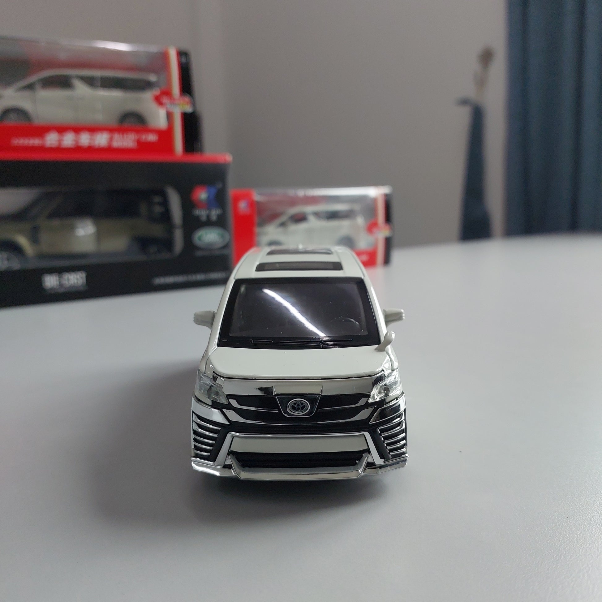Toyota Vellfire Diecast (1:32)