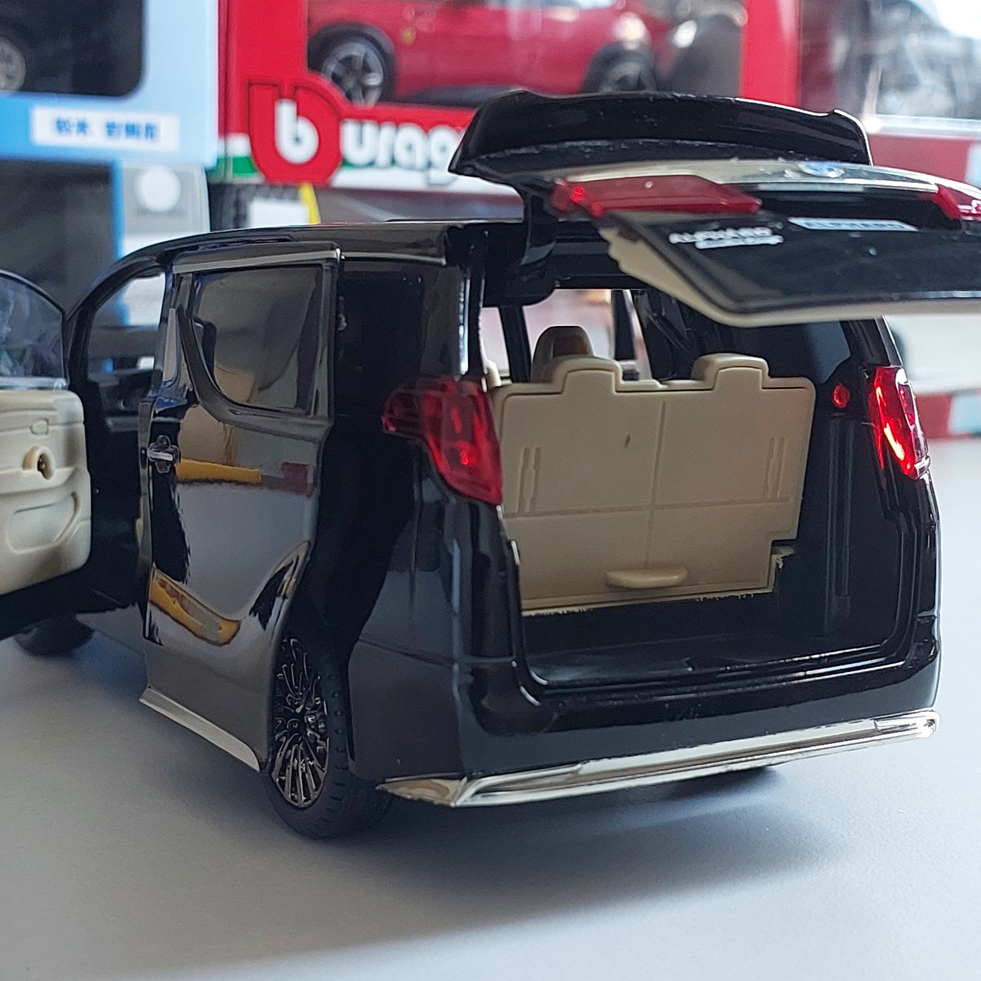 Toyota Alphard Diecast (1:24)