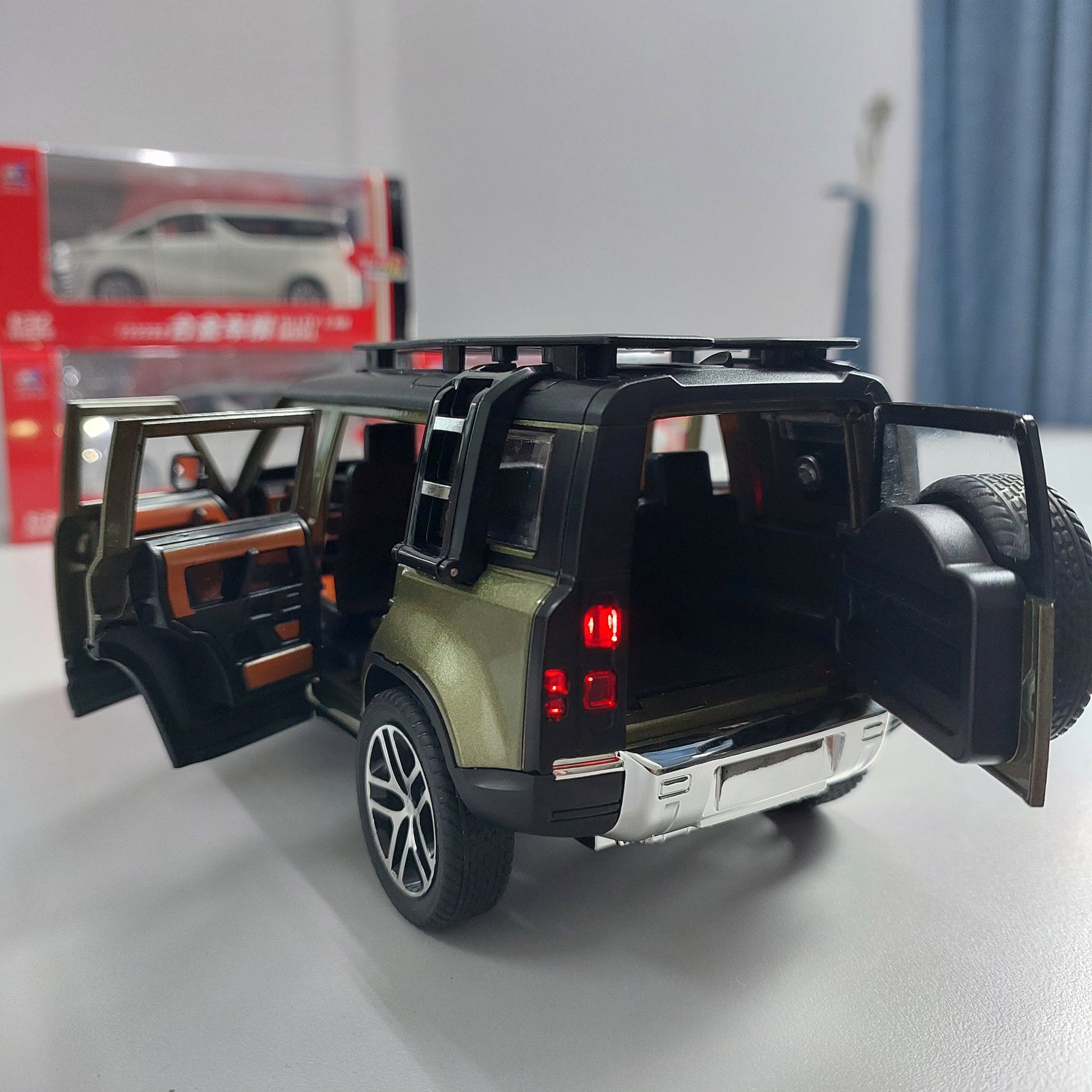 Land Rover Defender Diecast (1:24)