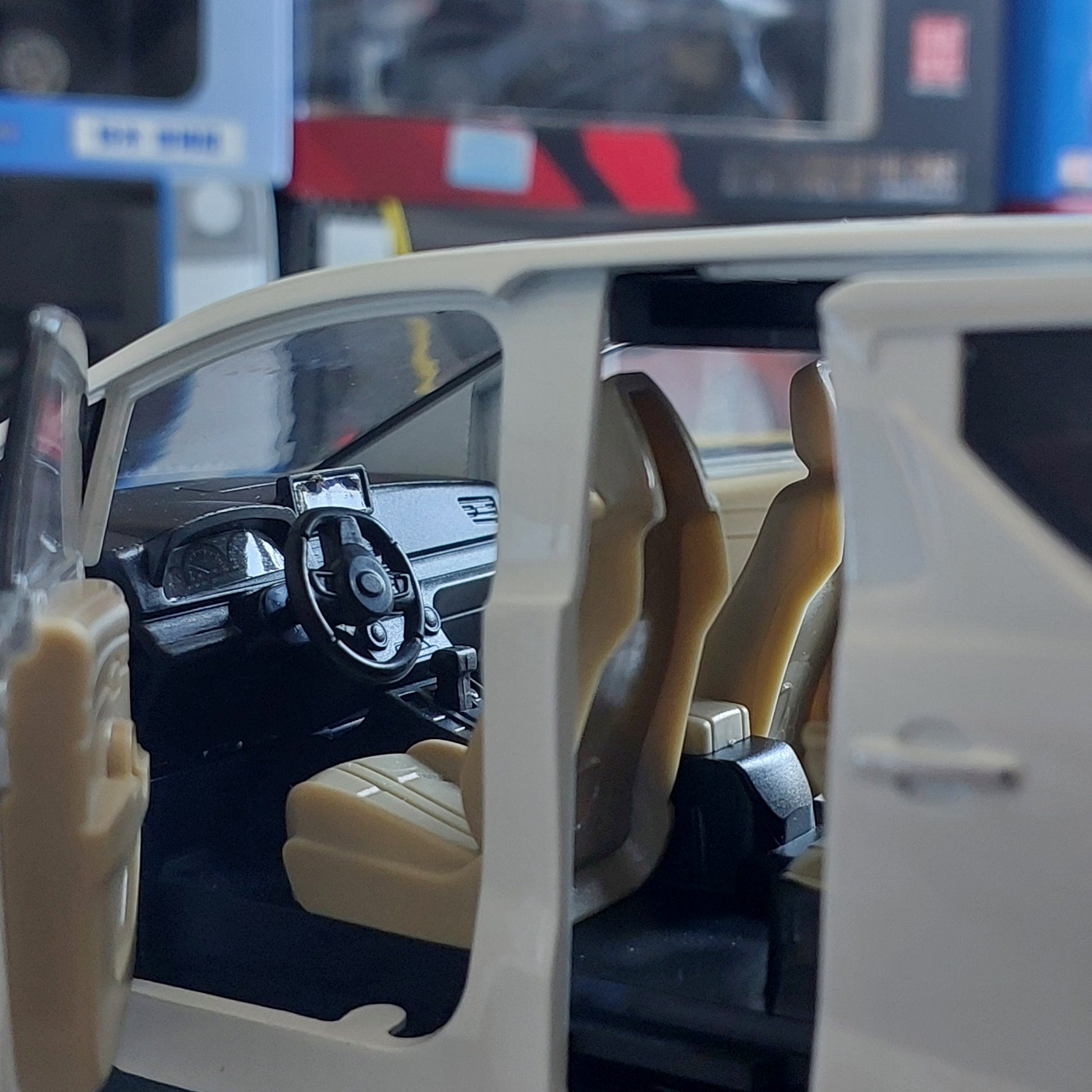 Toyota Alphard Diecast (1:24)