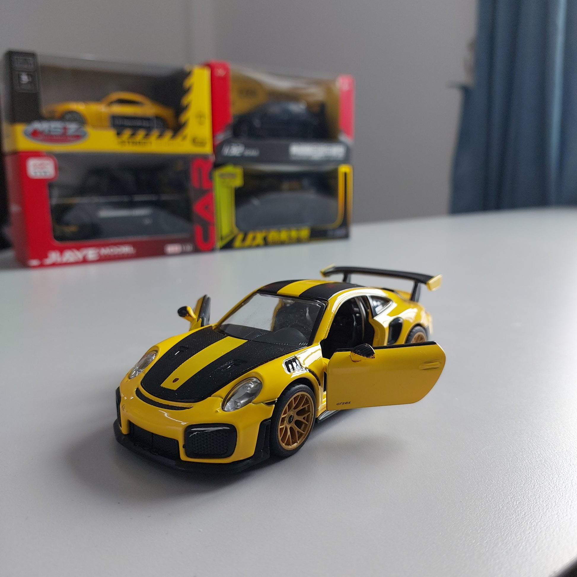 Porsche 911 GT2 RS MSZ Diecast (1:32)