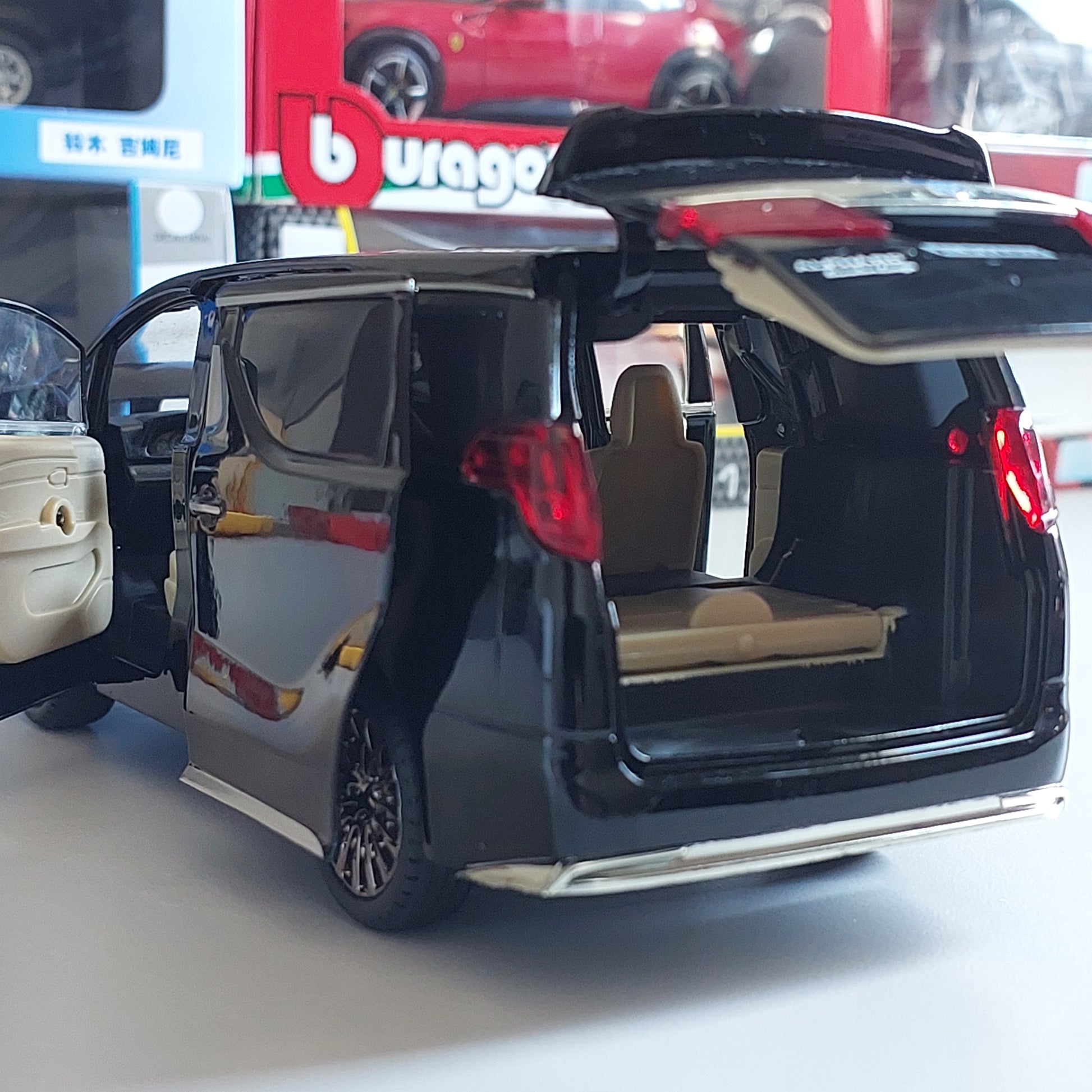 Toyota Alphard Diecast (1:24)